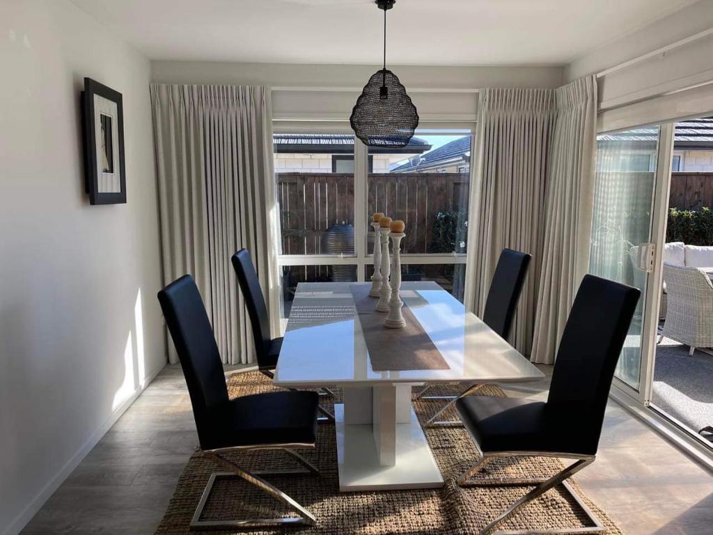 a dining room with a table and chairs at Lakes Executive Suites in Tauranga