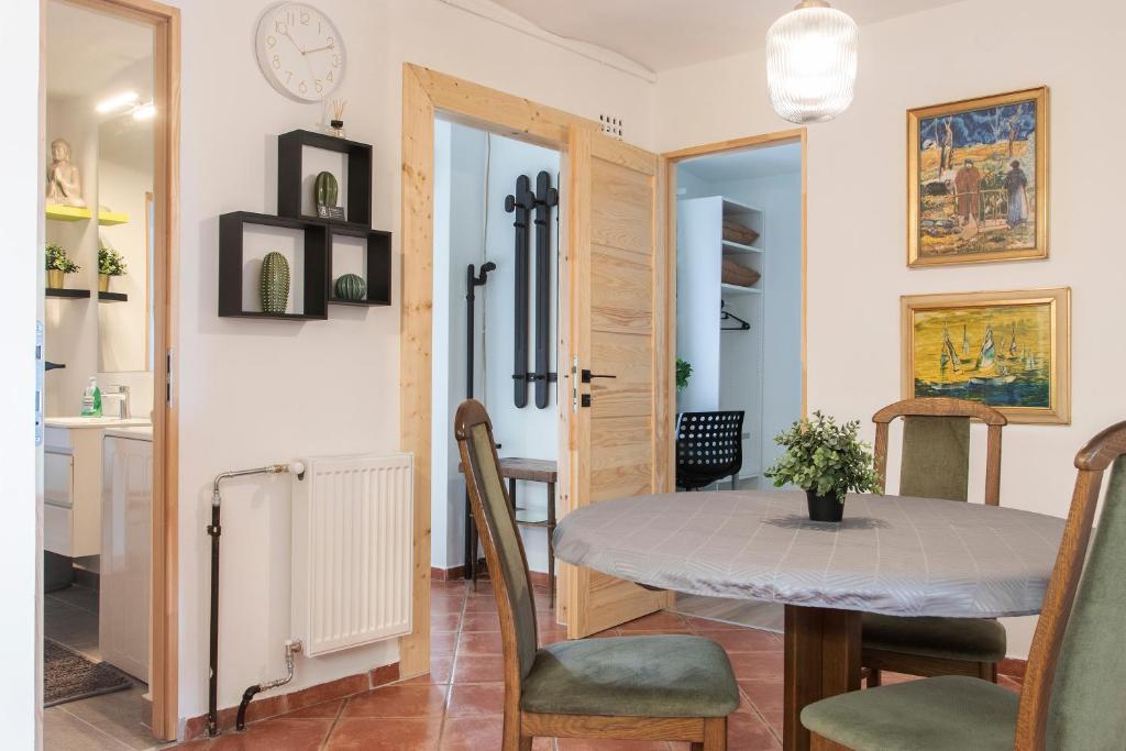 uma cozinha e sala de jantar com mesa e cadeiras em W21 Central Apartment em Budapeste
