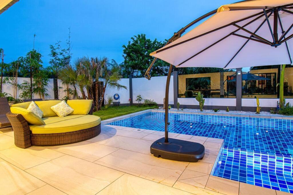 Bazén v ubytování RUSARDI Poolvilla Ao Nang - new Villa 4 Bedrooms 4 Bathrooms, 10m Pool nebo v jeho okolí