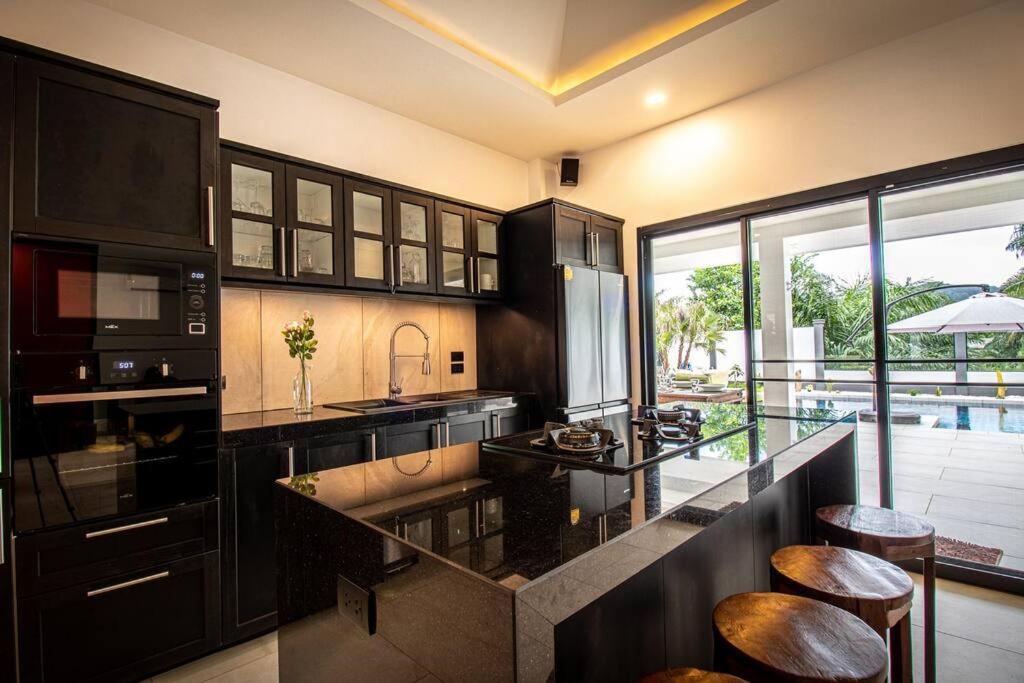Kuchyň nebo kuchyňský kout v ubytování RUSARDI Poolvilla Ao Nang - new Villa 4 Bedrooms 4 Bathrooms, 10m Pool