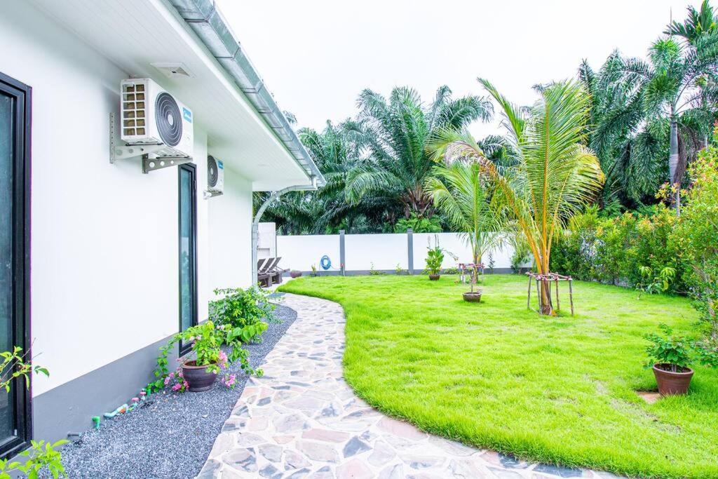 Zahrada ubytování RUSARDI Poolvilla Ao Nang - new Villa 4 Bedrooms 4 Bathrooms, 10m Pool
