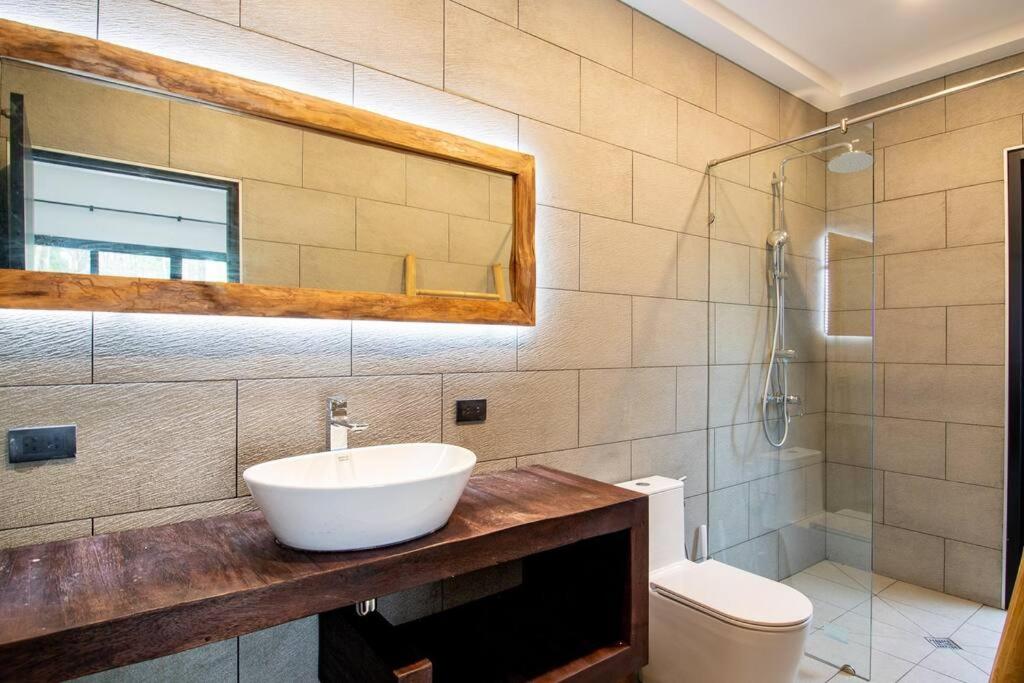 Koupelna v ubytování RUSARDI Poolvilla Ao Nang - new Villa 4 Bedrooms 4 Bathrooms, 10m Pool