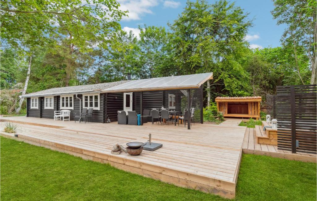 een groot houten terras voor een hut bij Cozy Home In Gilleleje With Kitchen in Gilleleje
