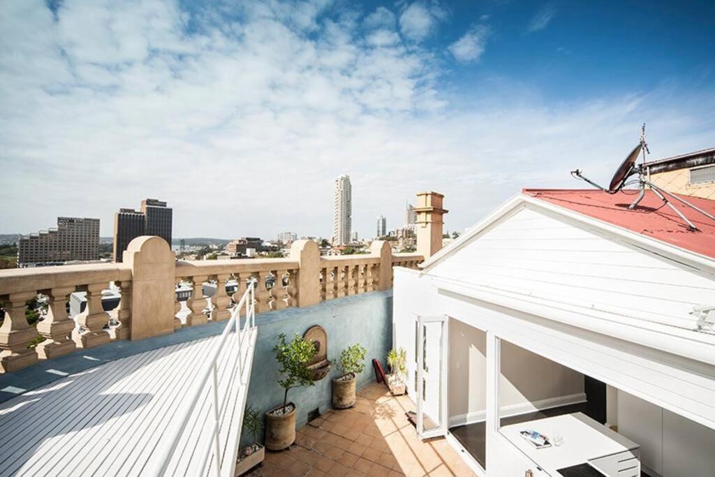 d'un balcon avec une clôture blanche et des plantes. dans l'établissement Private Rooftop Penthouse in the Heart of Sydney, à Sydney