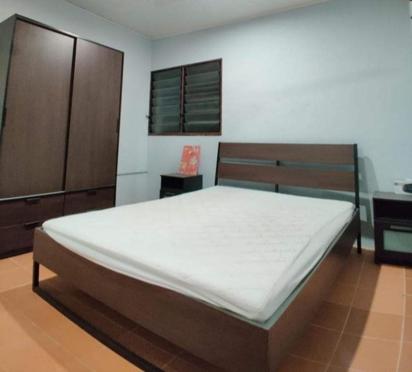 1 dormitorio con 1 cama grande y vestidor en Airport Premier Hotel, en Les Lagunes