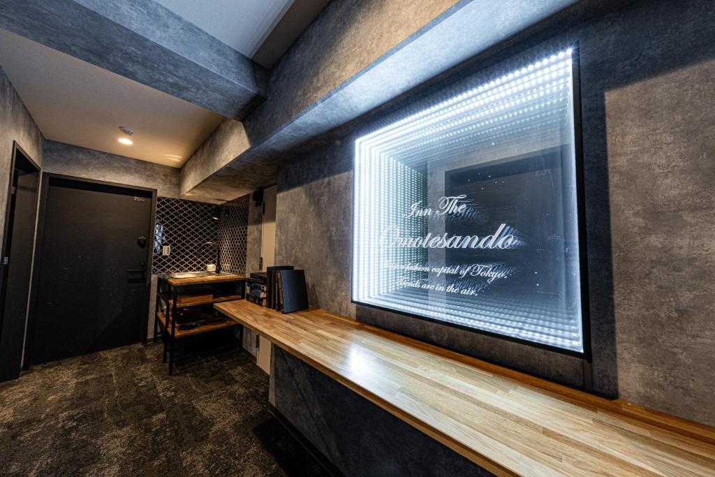 - un bar avec une fenêtre dans une pièce dans l'établissement Inn The Omotesando, à Tokyo