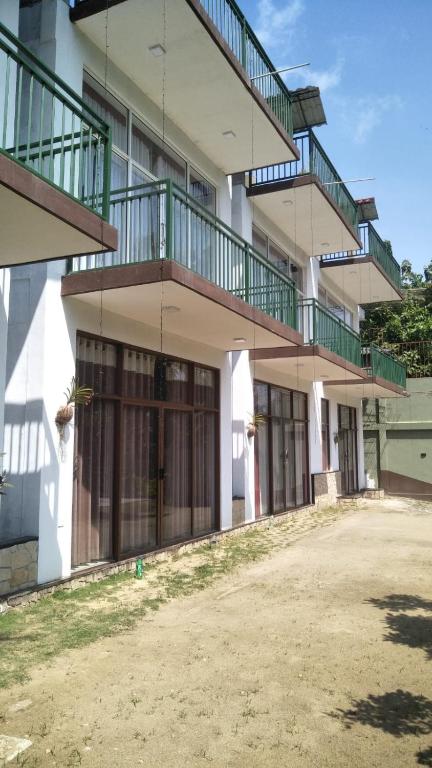 un edificio con balcones en un lateral en Sandaru Hotel & Homestay, en Katugastota
