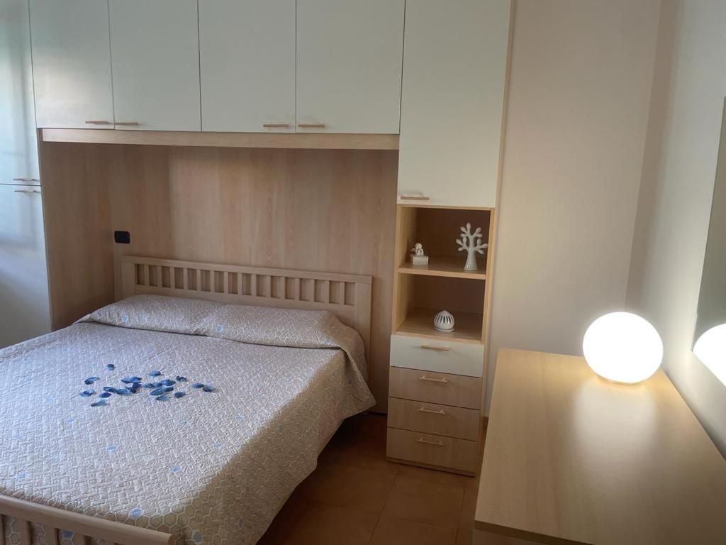 una piccola camera con letto e tavolo di Il mare di Matera a Policoro