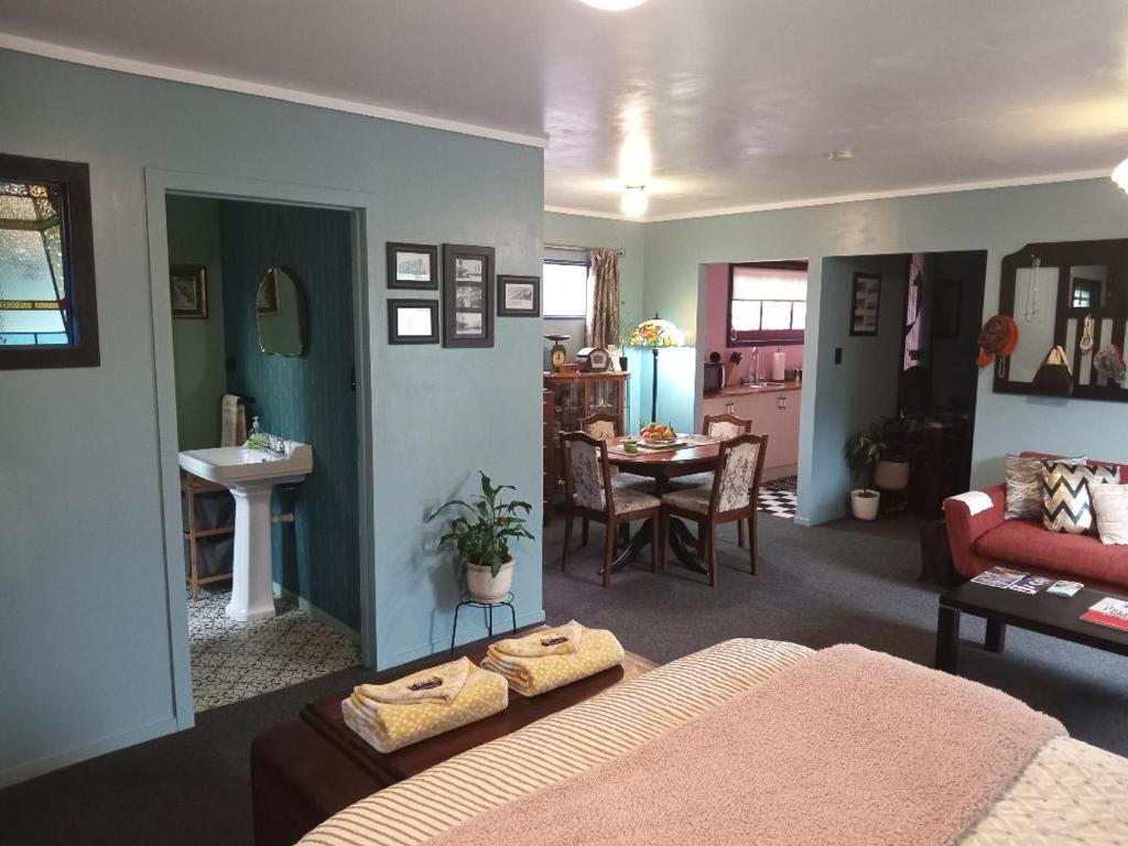 - un salon avec un lit et une salle à manger dans l'établissement ART DECO 1930s Design, à Napier