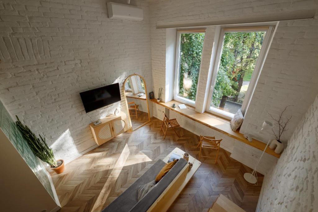 ein Wohnzimmer mit einem Sofa und einem TV in der Unterkunft Passage Apartment in Iwano-Frankiwsk