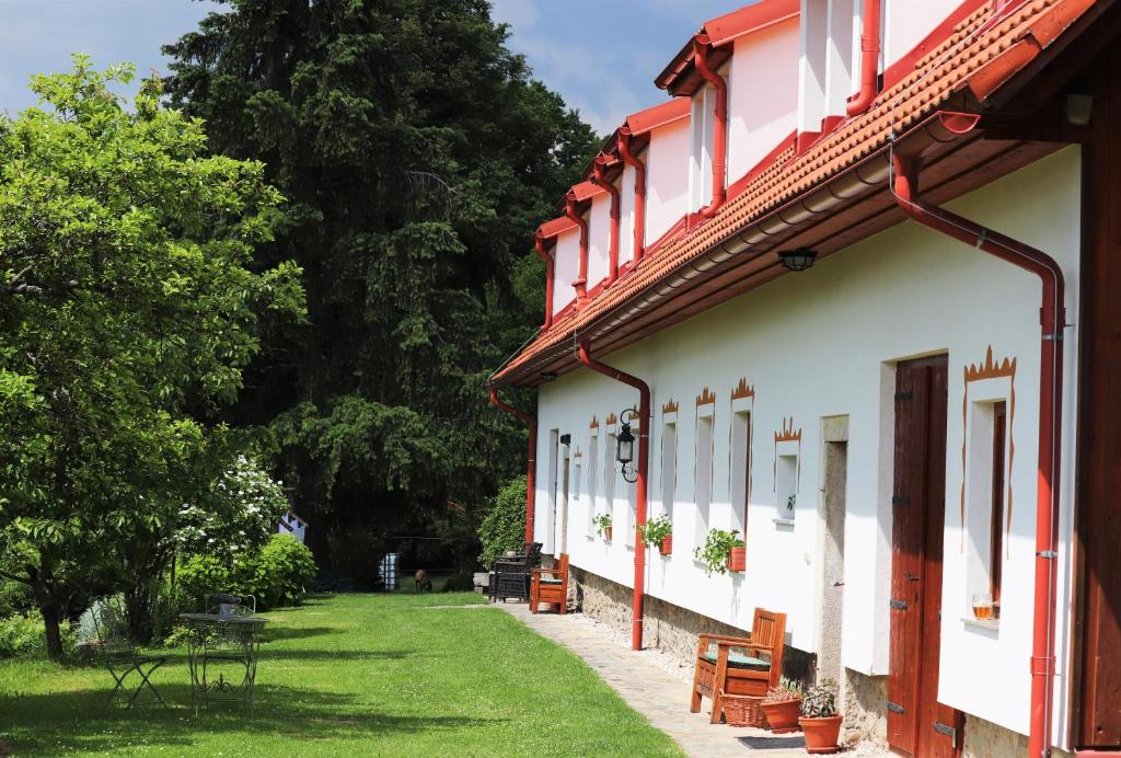 ein Gebäude mit roten und weißen Wänden und einem Hof in der Unterkunft Hájenka hraběte Buquoye in Kaplice