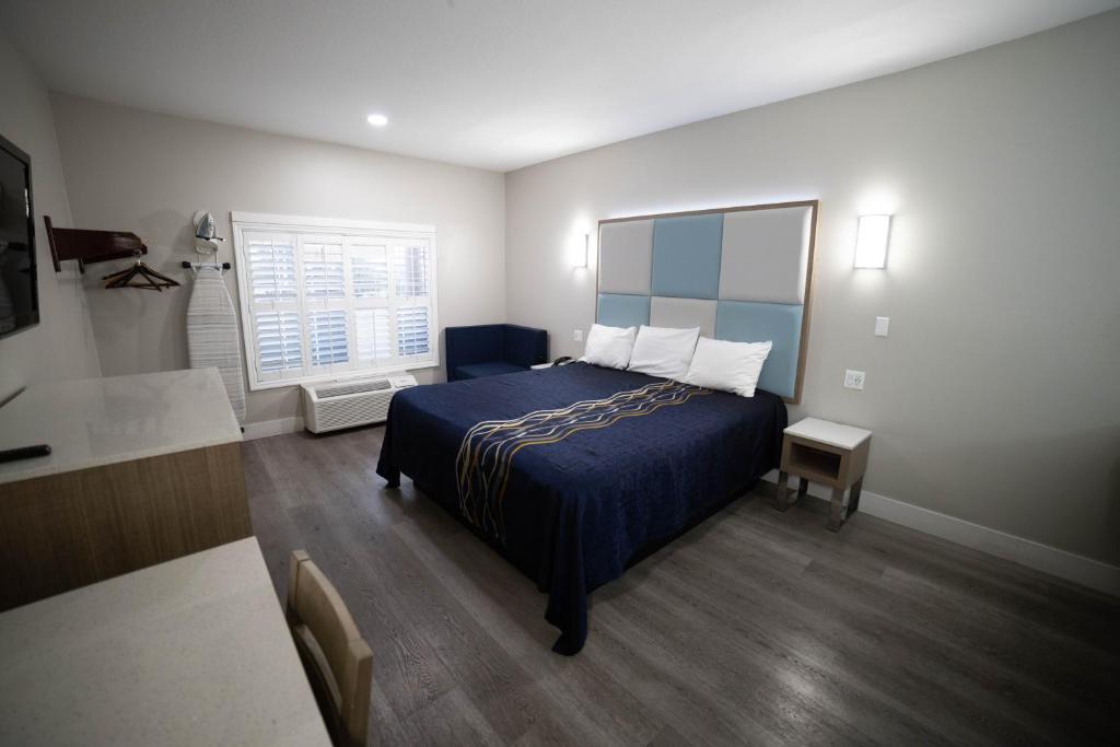 Mid City Inn & Suites Pico Rivera - Chambre Deluxe King