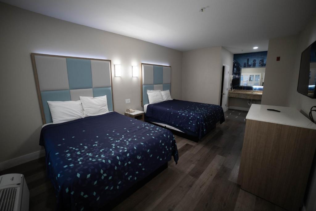 Uma cama ou camas num quarto em Mid City Inn & Suites Pico Rivera