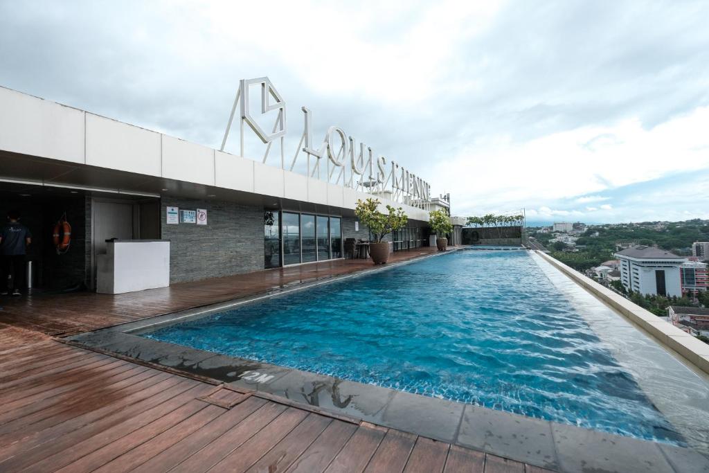 uma piscina no telhado de um edifício em Warhol Residence at Louise Kienne Simpang Lima Semarang em Semarang