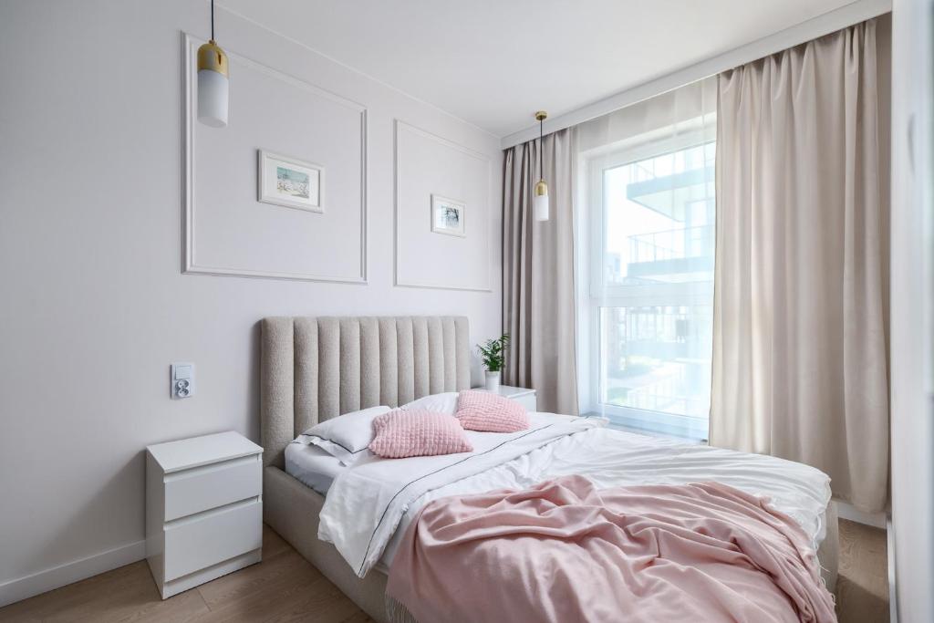 Een bed of bedden in een kamer bij Angielska Grobla Apartments