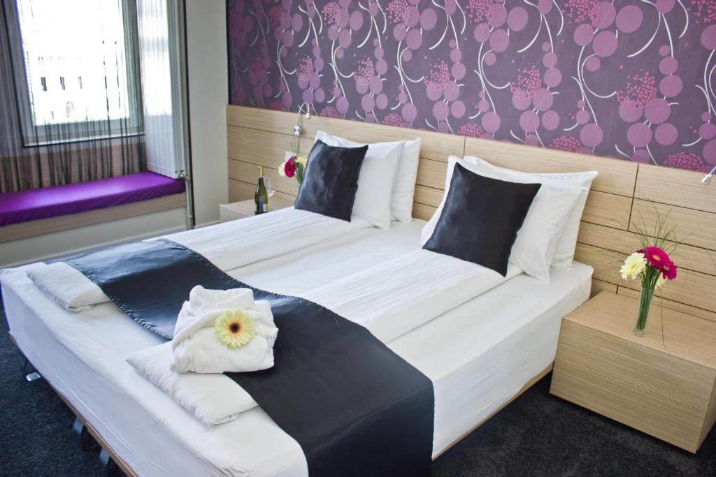 Un pat sau paturi într-o cameră la Z Executive Boutique Hotel