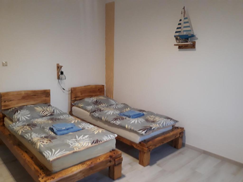 Posteľ alebo postele v izbe v ubytovaní Zimmerferi Apartman Keszthely