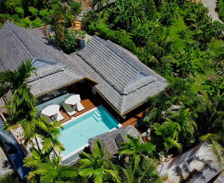 an overhead view of a house with a swimming pool and palm trees at Villa Vara - Tropical Pool Villa in Ao Nang Beach