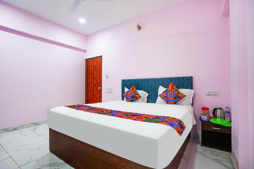 Postel nebo postele na pokoji v ubytování FabExpress Sanva, Pallikaranai - Nr Shri Aadhipureeswarar Temple, Pallikaranai