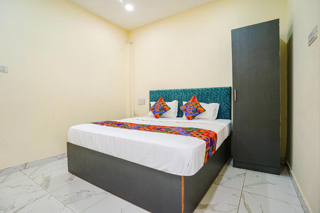 Postel nebo postele na pokoji v ubytování FabExpress Sanva, Pallikaranai - Nr Shri Aadhipureeswarar Temple, Pallikaranai