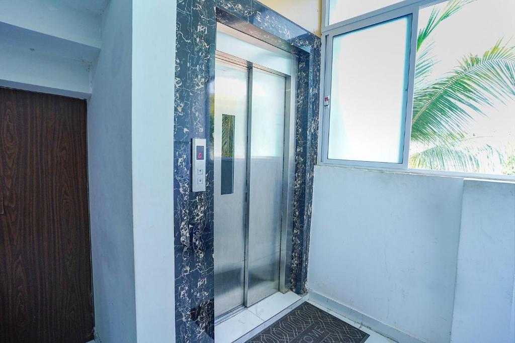 Koupelna v ubytování FabExpress Sanva, Pallikaranai - Nr Shri Aadhipureeswarar Temple, Pallikaranai