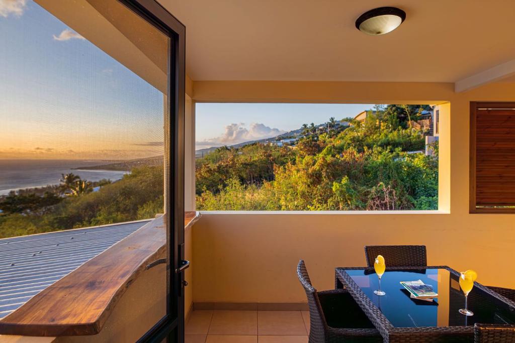 - une salle à manger avec vue sur l'océan dans l'établissement Bleu Horizon, à Saint-Leu