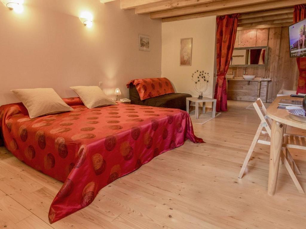 1 dormitorio con 1 cama grande y 1 mesa en Guestroom Le Clerjus, 1 pièce, 2 personnes - FR-1-589-532, en Le Clerjus