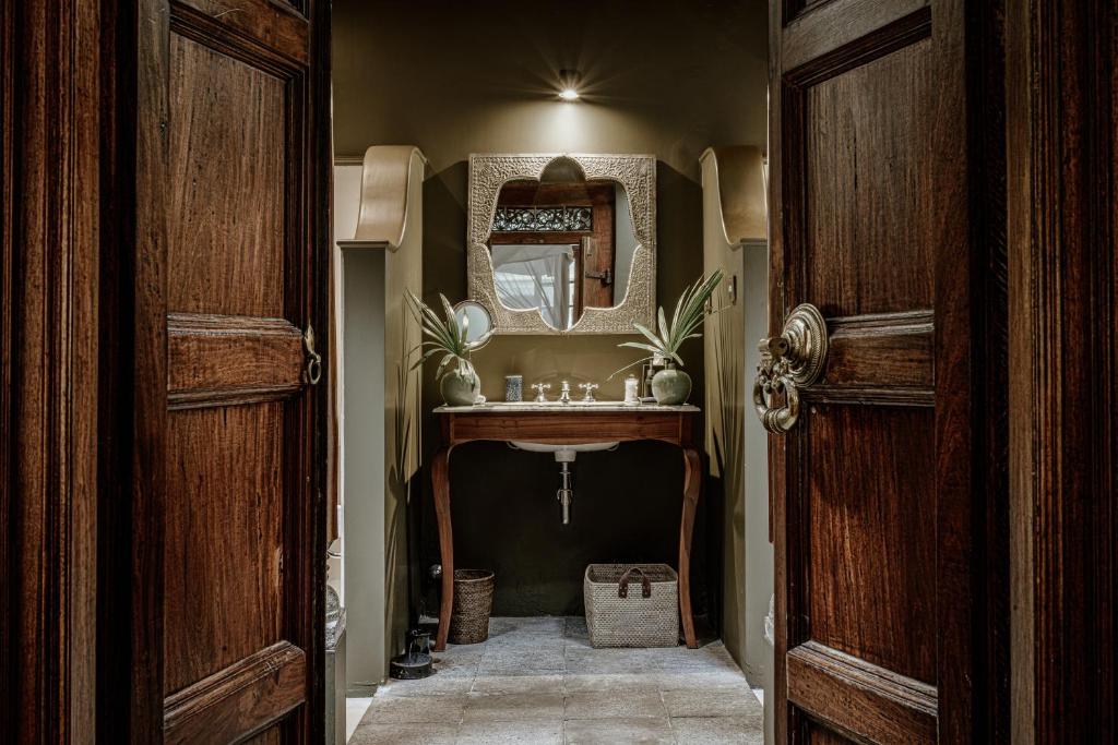 Maniumpathy Hotel - 6