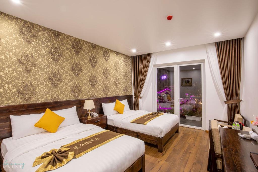 Postel nebo postele na pokoji v ubytování La Pense'e Hotel - Dalat