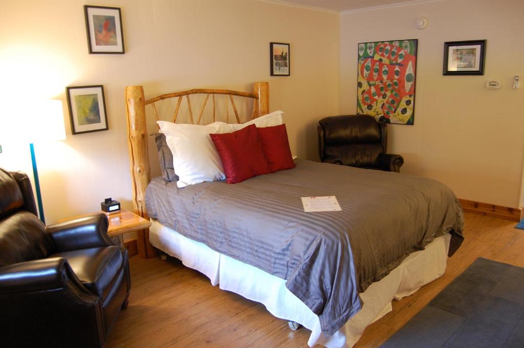 Gore Mountain Lodge - Deluxe Queen Room