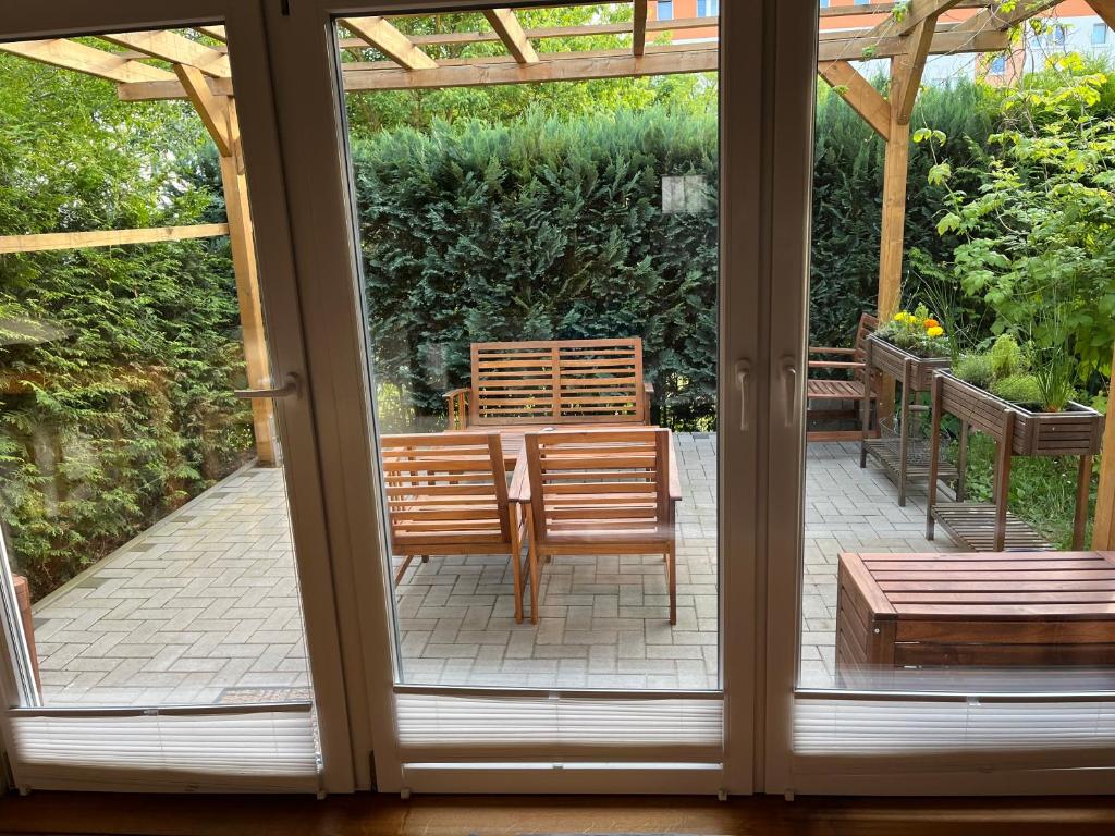 Zahrada ubytování Ferienwohnung im Stadtzentrum von Bernau - Komfortable Wohnung mit 2 Zimmern, Bad, Spülmaschine, Waschmaschine, komplette Küche, WLAN, Terrasse, ruhige Lage