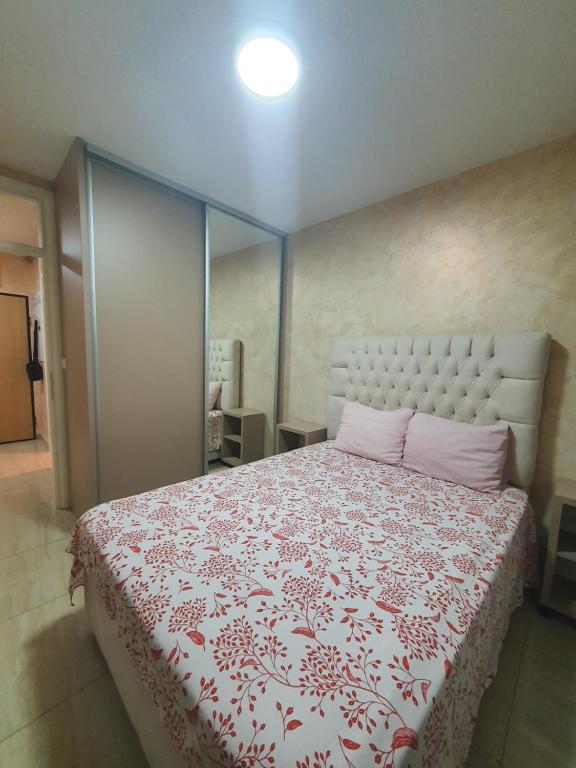 ein Schlafzimmer mit einem großen Bett mit einer roten und weißen Decke in der Unterkunft Apartman KRISTINA,Istocno Sarajevo,Vojvode Radomira Putnika 49D in Sarajevo
