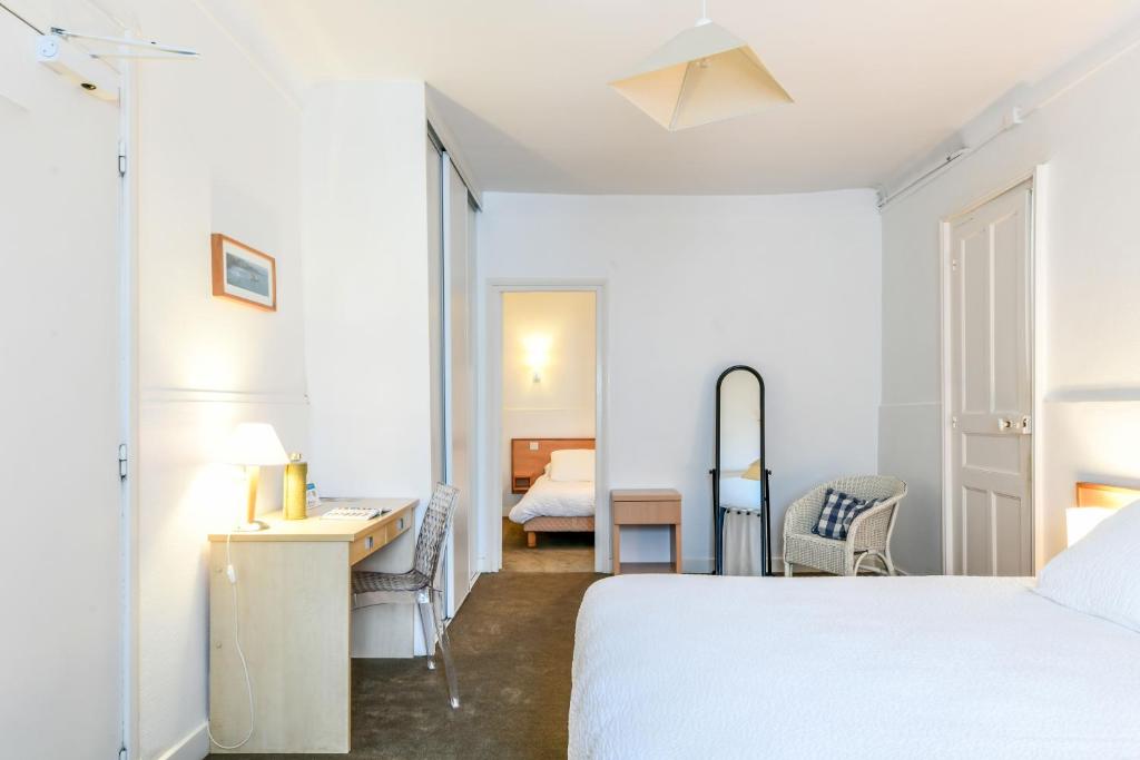 Postel nebo postele na pokoji v ubytování Hôtel VAL FLORES LOGIS