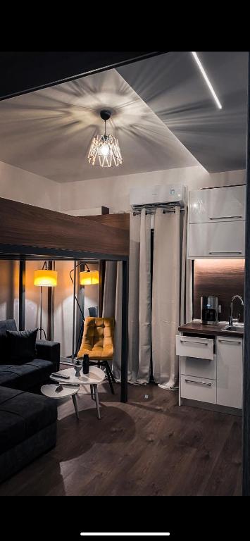 ein Wohnzimmer mit Sofa und Tisch in der Unterkunft Modern Tiny House in Volos in Volos