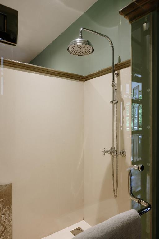 Maniumpathy Hotel - 8