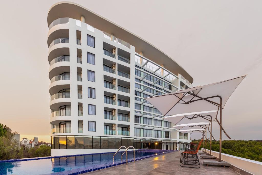 un hotel con piscina y un edificio en Otres Beach Hotel, en Sihanoukville