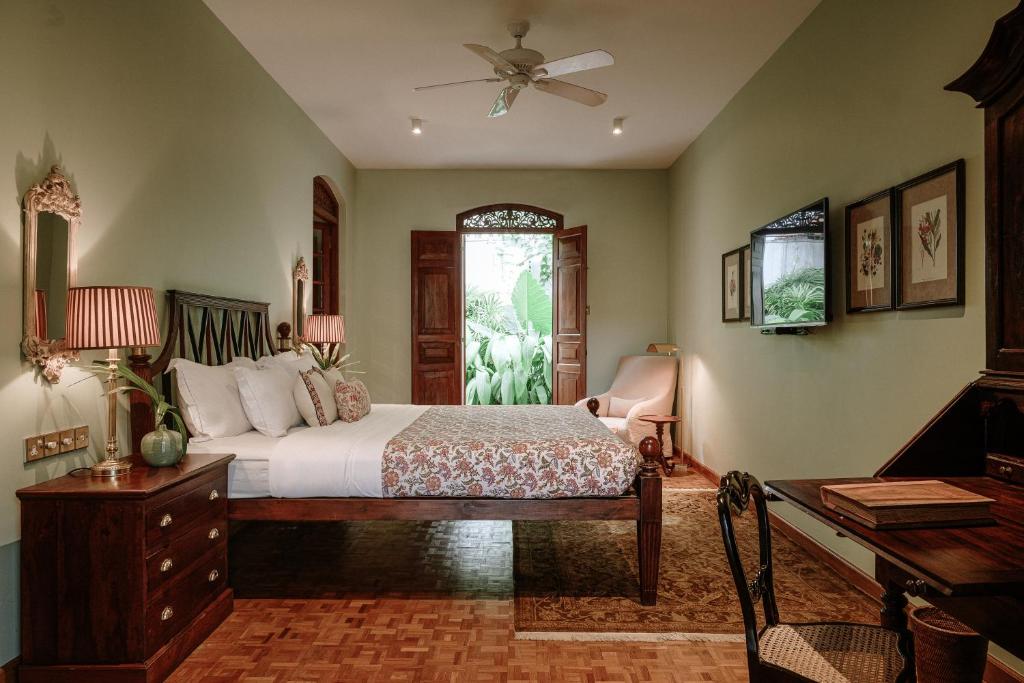 Maniumpathy Hotel - 11