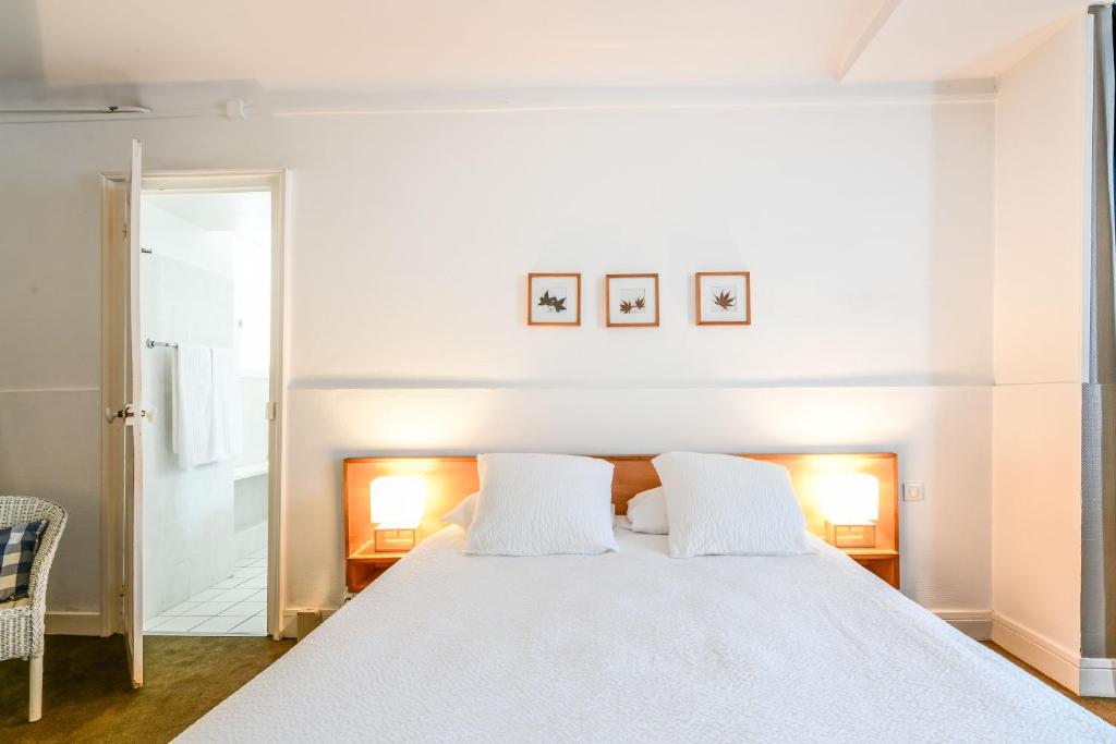 Postel nebo postele na pokoji v ubytování Hôtel VAL FLORES LOGIS