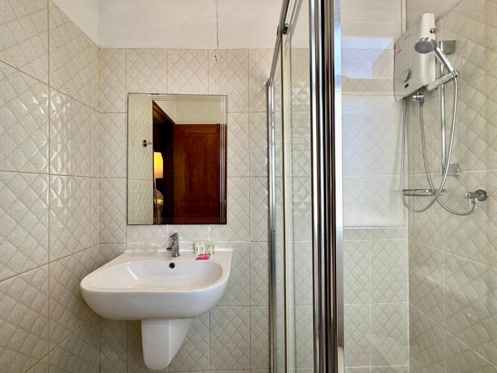 Koupelna v ubytování Dinsomon Hotel