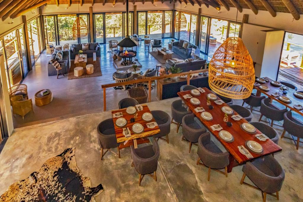 Restaurace v ubytování Barefoot Addo Elephant Lodge