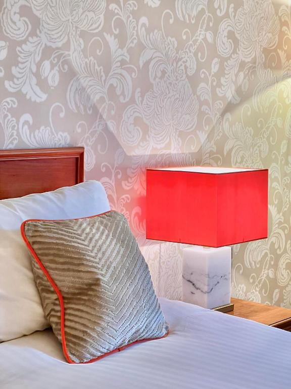Postel nebo postele na pokoji v ubytování Garvock House Hotel