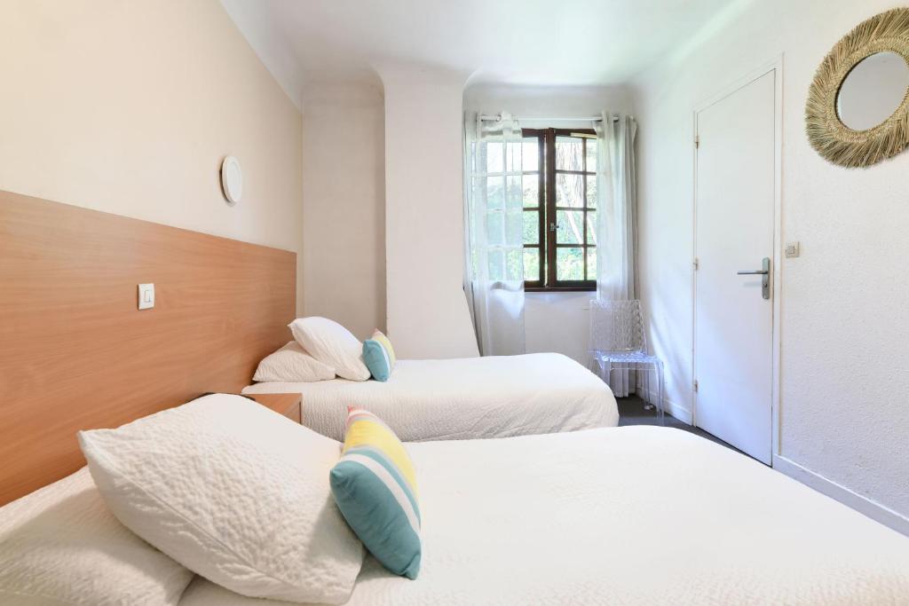 Postel nebo postele na pokoji v ubytování Hôtel VAL FLORES LOGIS