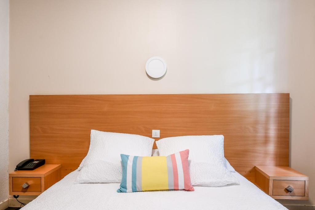 Postel nebo postele na pokoji v ubytování Hôtel VAL FLORES LOGIS