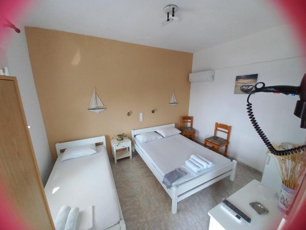 Postel nebo postele na pokoji v ubytování Stafylos Rooms