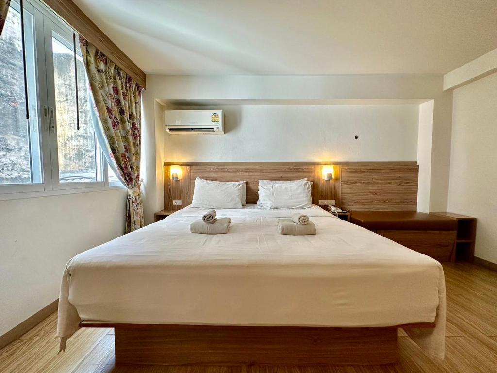 Postel nebo postele na pokoji v ubytování Dinsomon Hotel