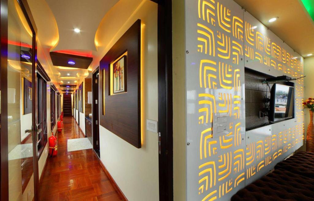 un pasillo con una pared con un patrón. en Meghavarsham Luxury cruise en Alleppey