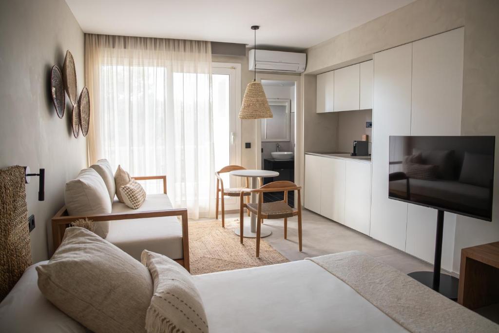 TV a/nebo společenská místnost v ubytování Apartamentos Top Secret Es Pujols - Formentera Vacaciones