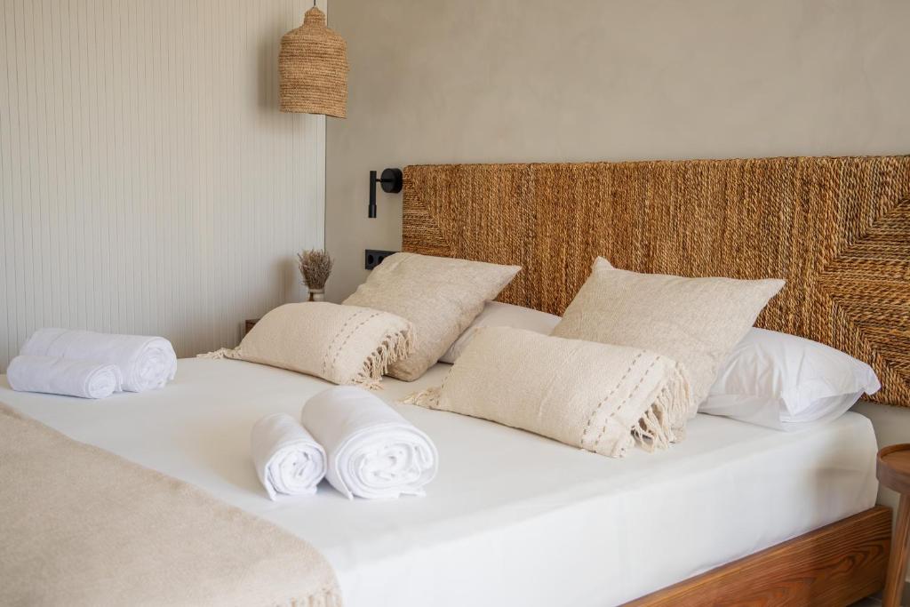 Postel nebo postele na pokoji v ubytování Apartamentos Top Secret Es Pujols - Formentera Vacaciones
