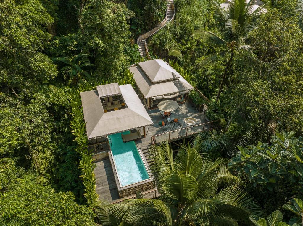 una vista aérea de una casa en la selva en Kanva Ubud, en Tegalalang