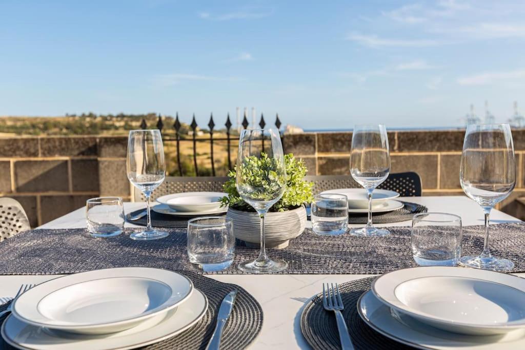 Fotografie z fotogalerie ubytování ZER- Spacious House with Terrace and Views v destinaci Marsaxlokk